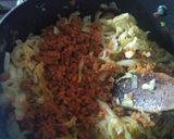 Foto del paso 3 de la receta: Repollo guisado con chorizo