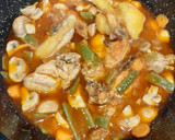 Foto del paso 4 de la receta: Pollo en salsa y verduritas. (Comida aprovechamiento)