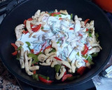 Foto del paso 7 de la receta: Mini penne en salsa bechamel con salteado de tiras de pechuga