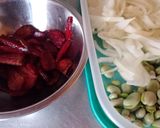 Foto del paso 3 de la receta: Ensalada de habas frescas, cebollas y chips de remolacha