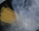 Foto del paso 2 de la receta: Fideos al pesto con huevo frito