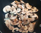 Foto del paso 3 de la receta: Huevo revuelto con champiñones, salchicha y queso