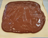 Foto del paso 4 de la receta: Torta de hojaldre con crema pastelera de chocolate y almendras
