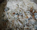 Foto del paso 3 de la receta: Fideos con crema de queso azul y crocante de parmesano