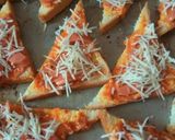 Foto langkah ke 3 dari resep Pizza roti simple.