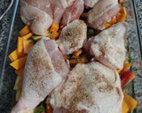 Foto del paso 2 de la receta: Pollo al horno especiado con colchón de vegetales