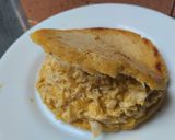 Foto del paso 7 de la receta: Arepa rellena de pollo con salsa de manzana, zanahoria, cebolla y crema...🫓🥙🥯