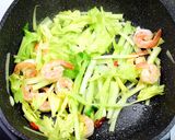 รูปขั้นตอนการทำที่ 4 ของ เซเลอรี่ผัดกุ้ง