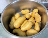Une image de l'étape 1 de Salade marinée de pommes de terre aux harengs fumés, oignons et cornichons.