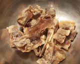 Foto del paso 1 de la receta Estofado de carne seca de cordero con patatas