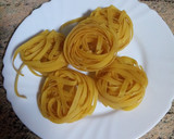 Foto del paso 1 de la receta: Nidos de Tagliatelle con verduras jamón y nata