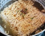 Hình bước làm 2 của món Mì Gói Nấu Cải Xanh Đuôi Phụng
