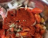 صورة لخطوة 4 من وصفة صينية فخاد وصدورة مع بصل وبطاطا وبندورة