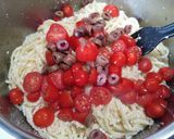 A picture of step 5 of Spaghetti with eggs, tomatoes and olives.