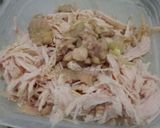 Foto langkah ke 2 dari resep Ayam Suwir Daun Jeruk.