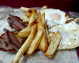 Foto del paso 2 de la receta: Un clásico, huevos fritos con patatas y lomo