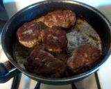 A picture of step 5 of Easy Salisbury Steak.