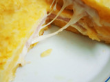 Tortilla de patata con cebolla y rellena de jamón y queso
