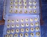 Foto langkah ke 3 dari resep 629.Kue Semprit.