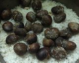 Hình bước làm 1 của món Hạt dẻ tình bạn