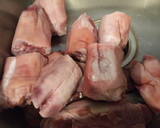 Foto del paso 1 de la receta: Manitas y lengua de cerdo en escabeche