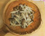 A picture of step 2 of Marinated mushrooms made with salted rice malt.