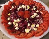 Une image de l'étape 7 de Salade de tomates, trevisana, feta et dulce sauce olive, ciboulette.