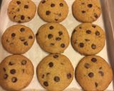 Foto langkah ke 5 dari resep Cookie Monster Chewy Choco Chips Cookies.