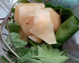 A picture of step 1 of Chinese Herbs Green Smoothie with White Mugwort, Spinach, and Snow Lotus Root.