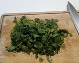 Foto del paso 1 de la receta: Tortilla de hojas de rabanito con ensalada
