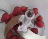 Foto langkah ke 1 dari resep Korean Strawberry Milk.