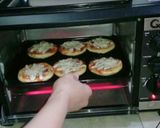 Foto langkah ke 7 dari resep Pizza Mini Simple Tanpa Telur.