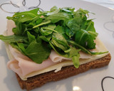 Foto del paso 1 de la receta: Sándwich de centeno con pavo, queso, rúcula, tomate y huevo