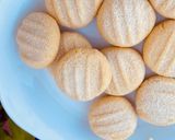 صورة لخطوة 1 من وصفة بسكويت السميد وجوز الهند 🥥