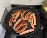 Foto del paso 6 de la receta: Salchichas con cebolla al vino blanco con acompañamiento de patatas panaderas