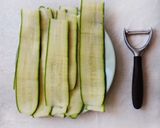 Foto del paso 1 de la receta: Rápidos rollitos de zucchini rellenos de espinaca y ricota
