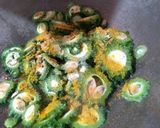 करेला भुजिया (Karela Bhujiya recipe in Hindi) रेसिपी चरण 2 फोटो
