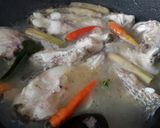 Foto langkah ke 3 dari resep Sop Ikan Gurame Kemangi.