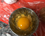Foto del paso 1 de la receta: Huevos poché con salmón y judías