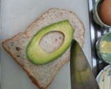 รูปขั้นตอนการทำที่ 2 ของ Avocado Egg-In-A-Hole