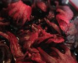Foto del paso 1 de la receta: Salsa de Jamaica con un toque de vino rosado Zinfandel