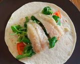 Foto del paso 4 de la receta Rollito de panga con aguacate, rúcula, canónigos, queso y tomate