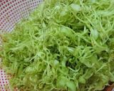Hình bước làm 1 của món Rau muống trộn tép sấy