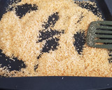 Foto del paso 1 de la receta: Curry de pollo y coco tostado sobre arroz basmati con guisantes y granada