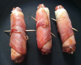 Foto del paso 4 de la receta: Salchichas rellenas envueltas🌭🥓