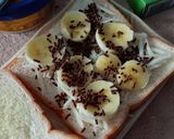 Foto langkah ke 2 dari resep Roti Sandwich Pisang-Keju-Coklat Kilat.
