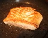 Foto del paso 9 de la receta: Salmon a la vizcaína en colchón de papa y cebolla