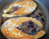 Foto del paso 2 de la receta: Salmón con pipas 🌻 y arándanos