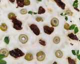 Foto del paso 2 de la receta: Focaccia con tomates secos y aceitunas