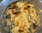 Foto del paso 10 de la receta: Espaguetis Caldosos Diverxo (almejas, coco, piparras, lima)